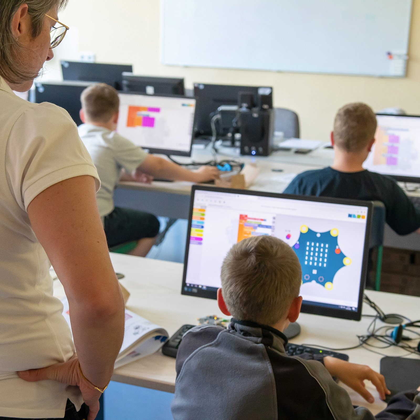 Unsere Mission ist es, jedem Schulkind in Sachsen ab der 3. Klasse einen kreativen Zugang zur digitalen Welt zu ermöglichen.